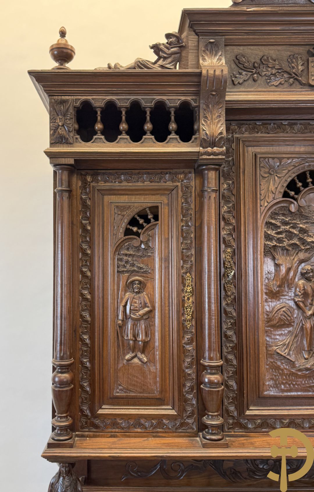 Massief eiken Bretoense eetkamer bestaande uit buffet met 3 deuren boven, 2 deuren onder, lades midden en gesculpteerde geanimeerde scènes + desserte + uittrekbare tafel + 6 stoelen + extra allonge