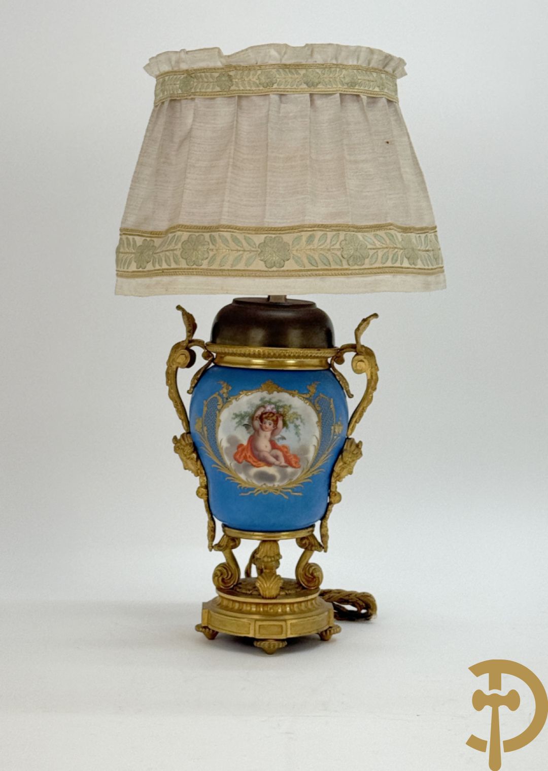 Bronzen lampadaire met accanthusranken en centraal Sèvres coupe gedecoreerd met cupido en bloemendecor