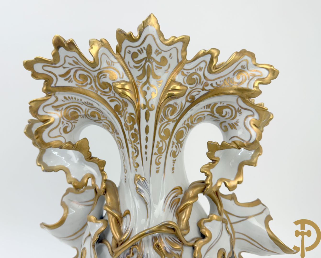 Paar porseleinen cornetvazen met bloemendecor, deels verguld, gemerkt Capo di Monte