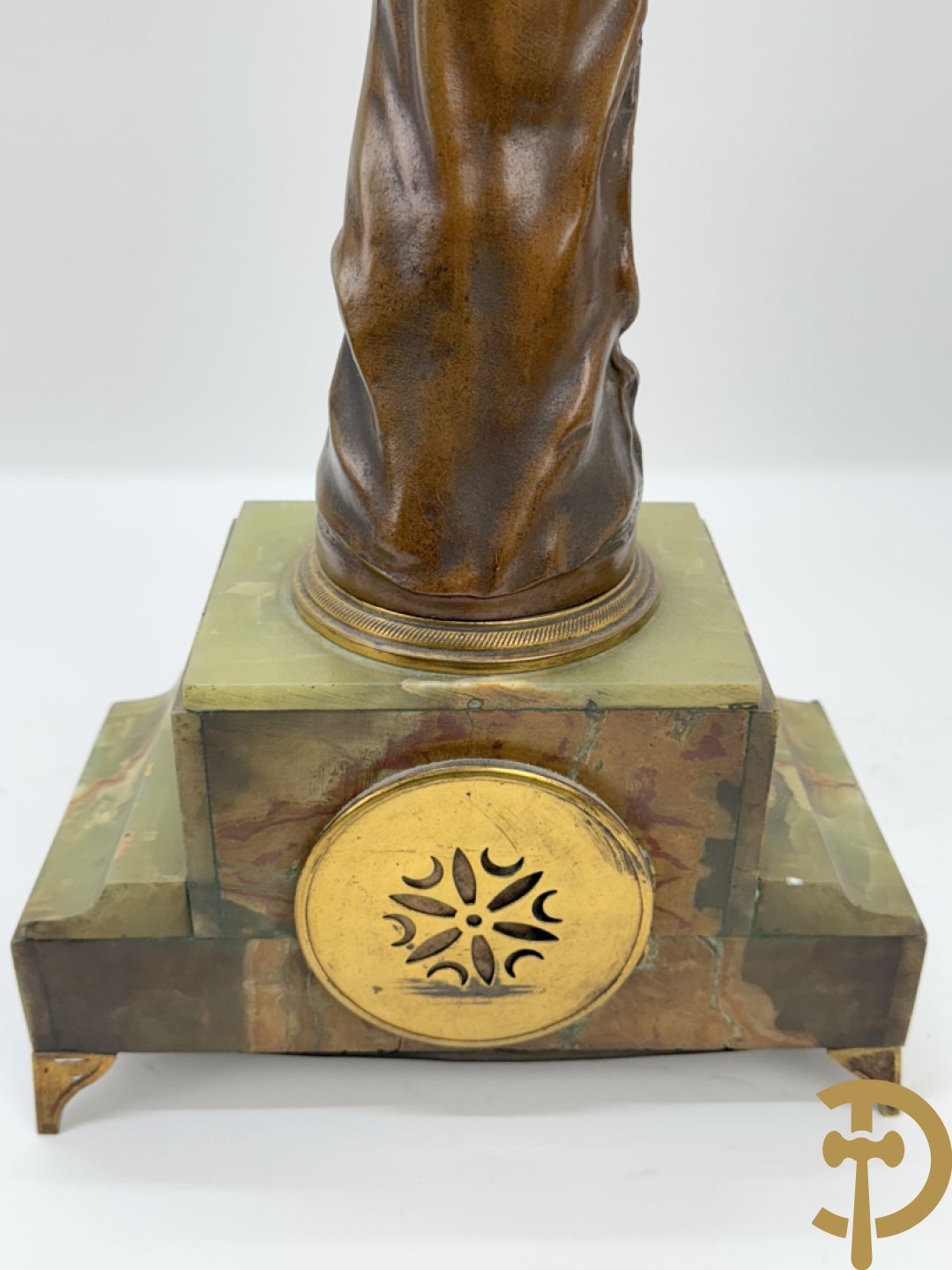 Driedelige zamak garnituur met dame Pavot met bloemen op uurwerk, Rucho getekend, geflankeerd door paar kandelaars