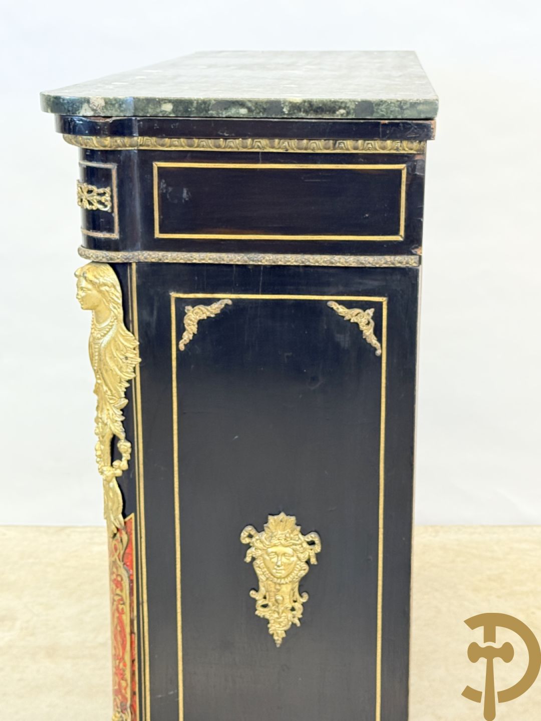 Napoleon III tweedeursdresse bezet met bronzen ornamenten van dameshoofden - paar ovale medaillons in de deuren, alles bezet met Boulle techniek - bovenaan met marmeren blad