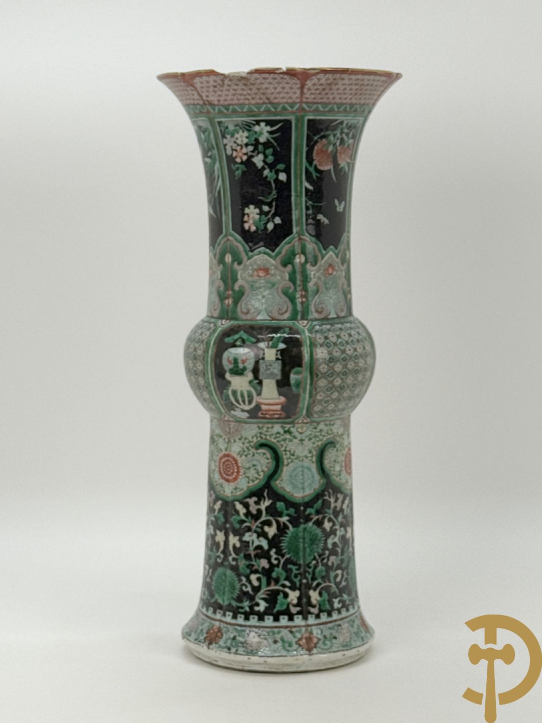 Antieke Chinese Gu vaas met geschenkendecor op zwarte fond