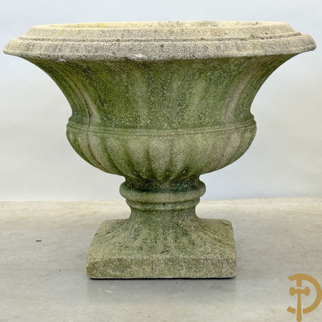 Paar stenen cachepots, onderaan gelobd