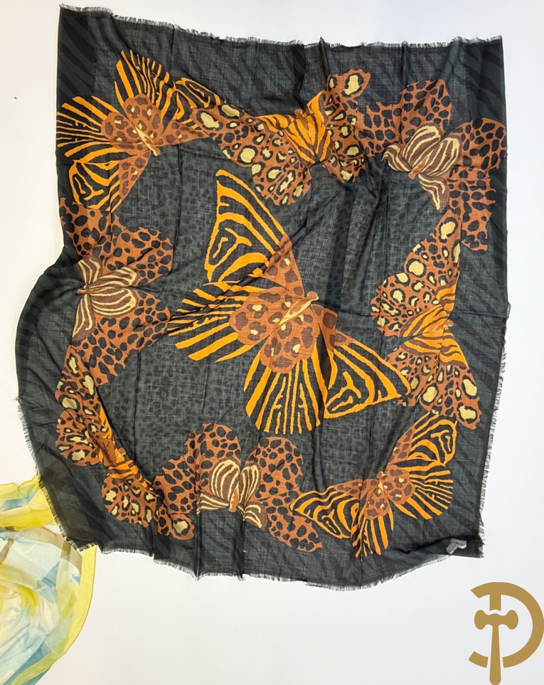 Vier foulards Yves Saint Laurent (nooit gedragen komt uit winkel restant)