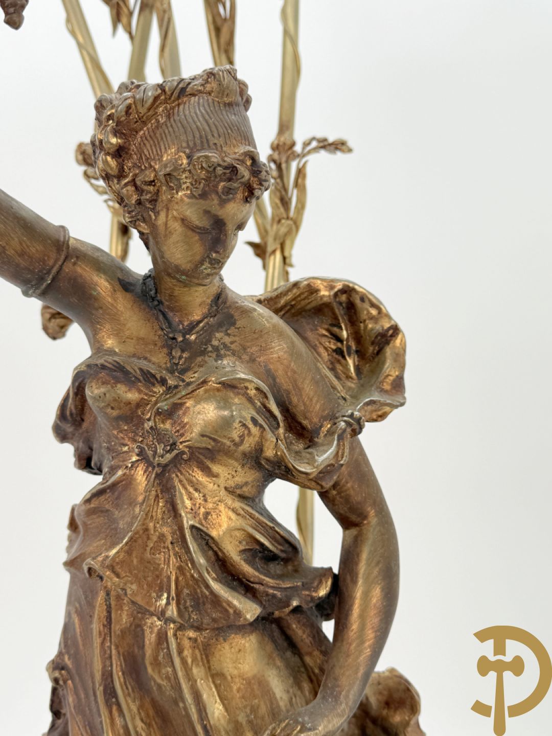 POITE getekend - Vuurverguld bronzen beeld van dame met kinderen houdende een toorts, achteraan 5 lichtpunten