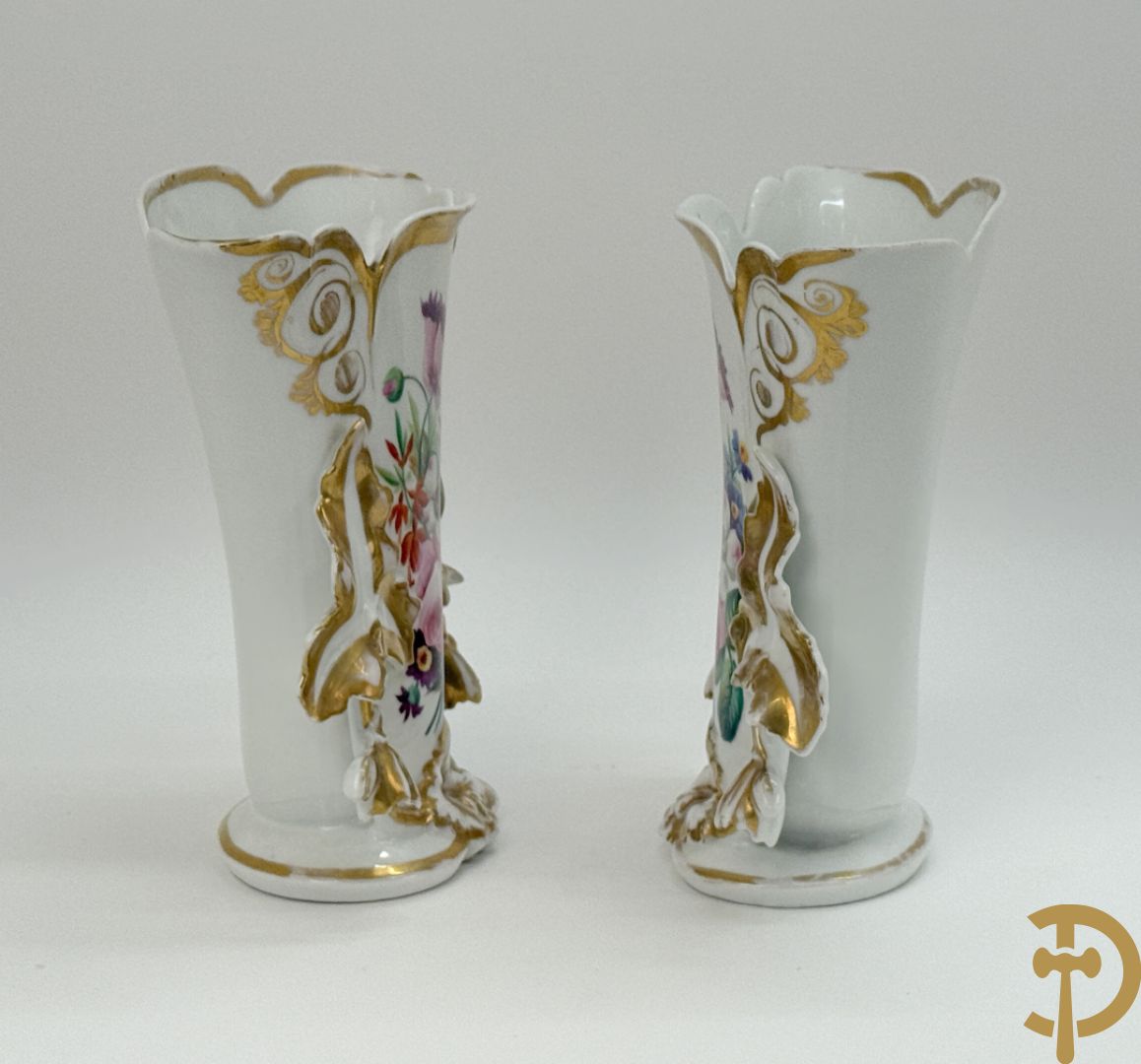 Paar porseleinen Vieux Paris vazen met bloementaferelen