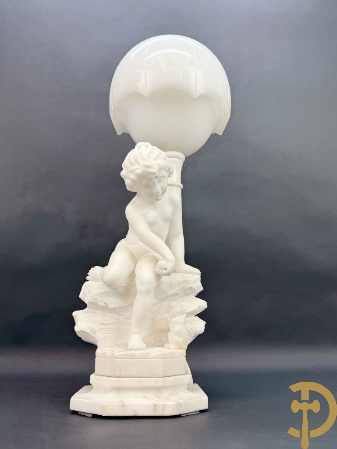 Albast beeld met meisje met poes en lamp