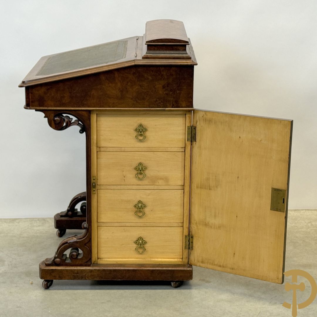 Wortelnotehouten Engels Davenportbureel met klep - zijdelings met deur en 4 ingebouwde lades