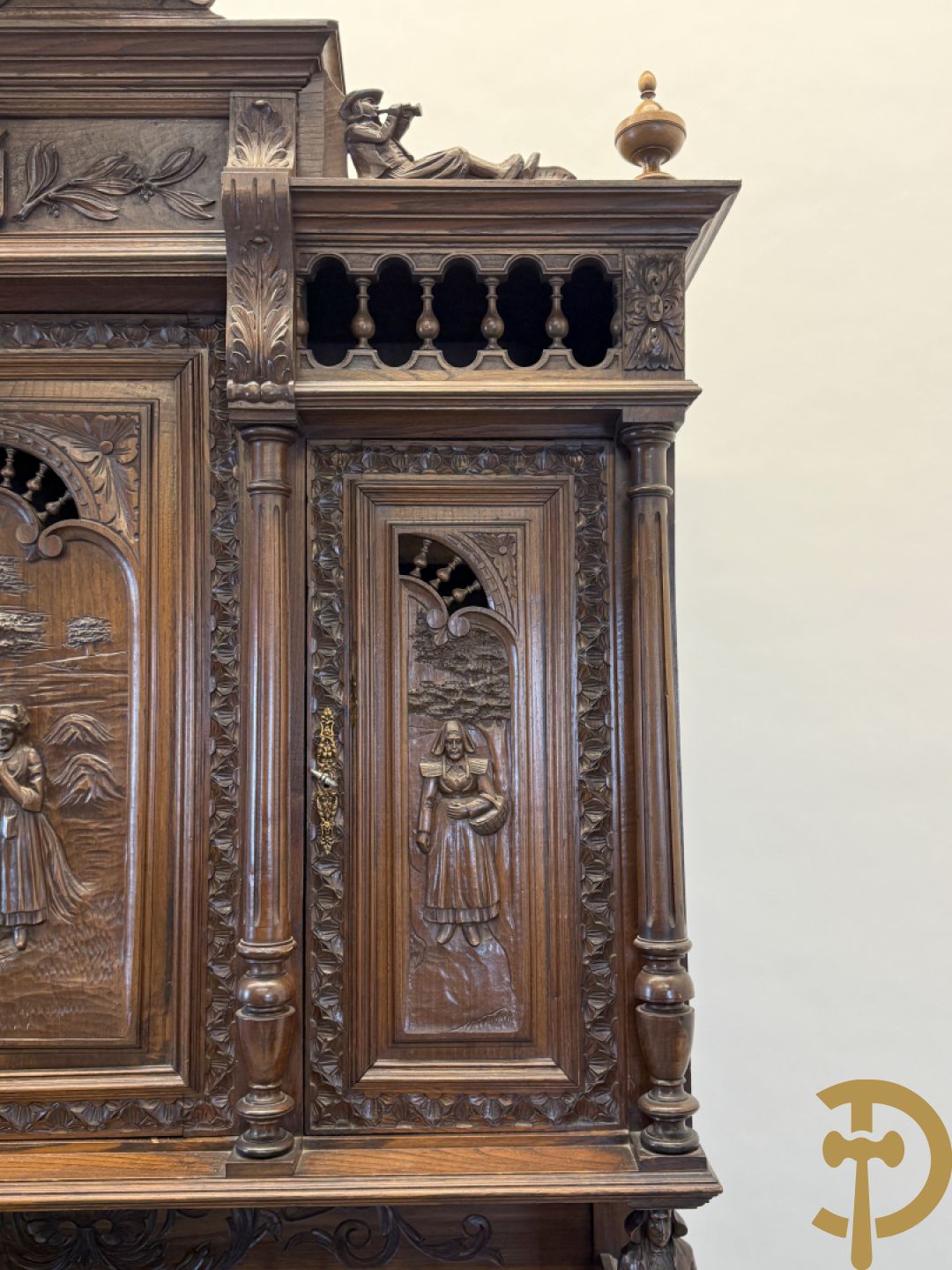 Massief eiken Bretoense eetkamer bestaande uit buffet met 3 deuren boven, 2 deuren onder, lades midden en gesculpteerde geanimeerde scènes + desserte + uittrekbare tafel + 6 stoelen + extra allonge