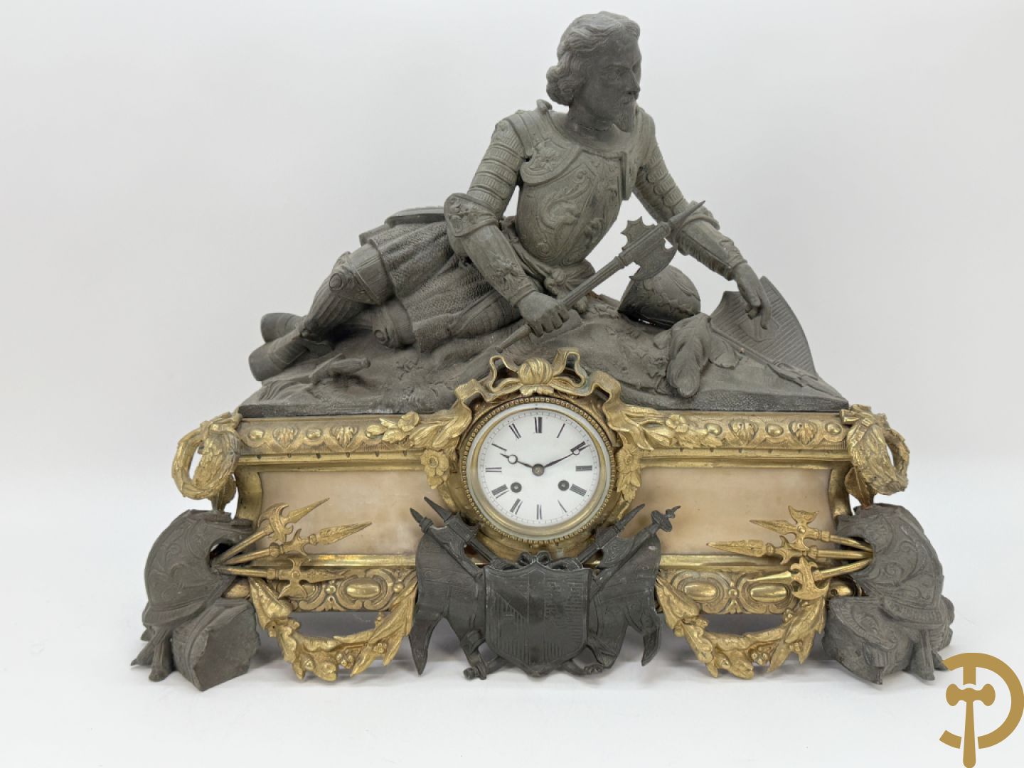 Zamak schouwstuk klok met ridder en Louis XVI motieven bezet