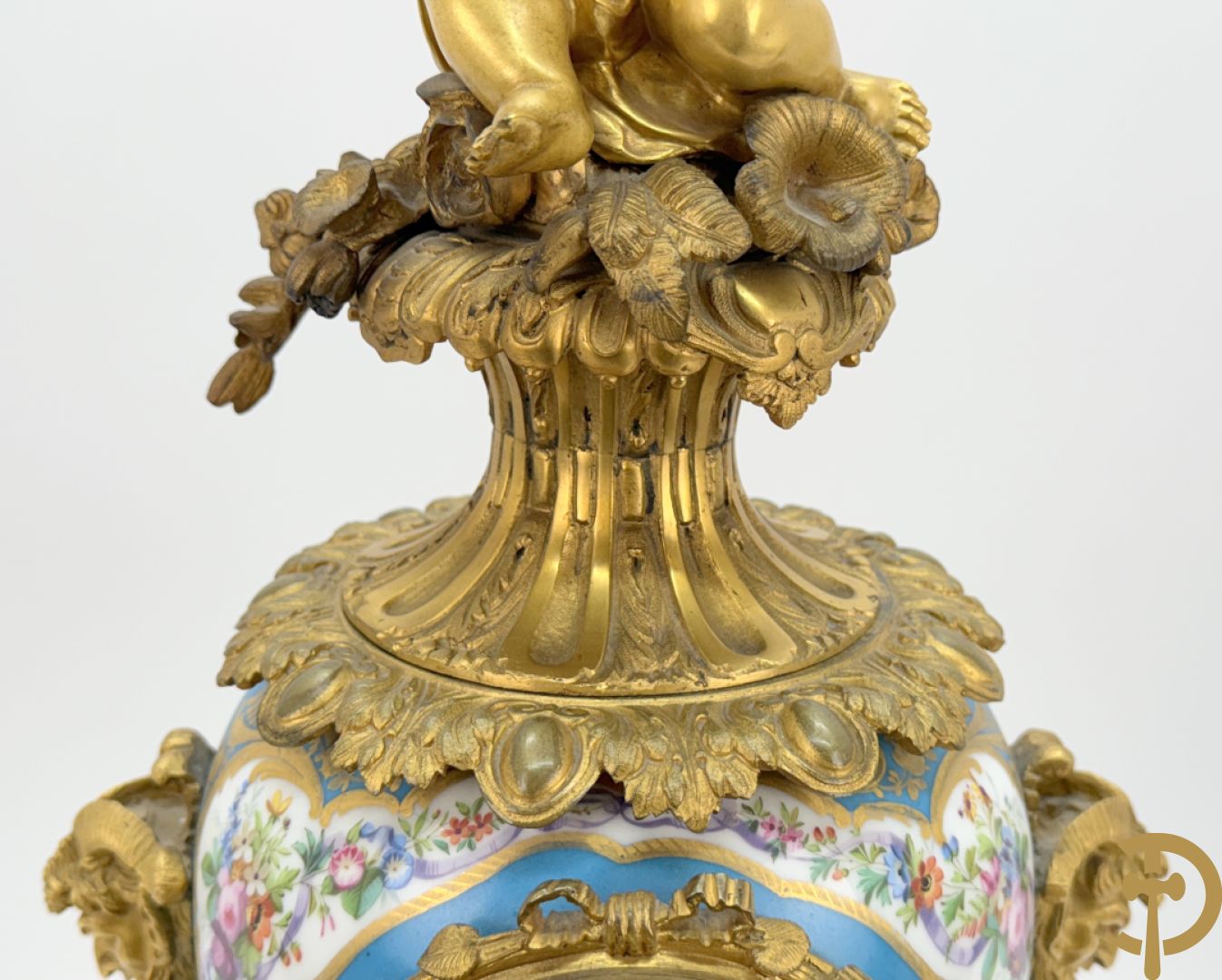 Driedelige bronzen Franse garnituur bezet met cupido