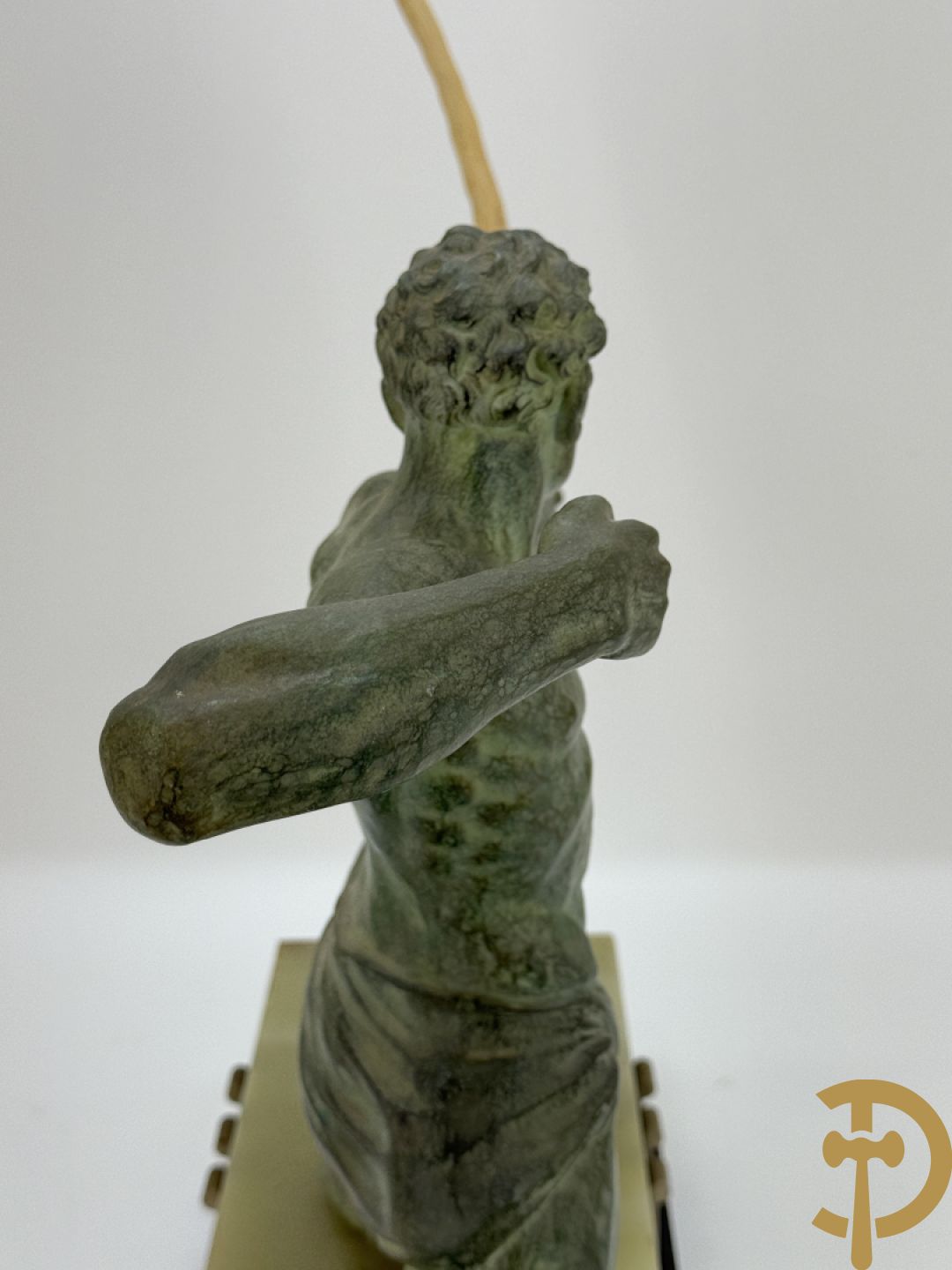 Kunstbronzen Art Deco beeld van boogschutter op onix marmeren basis