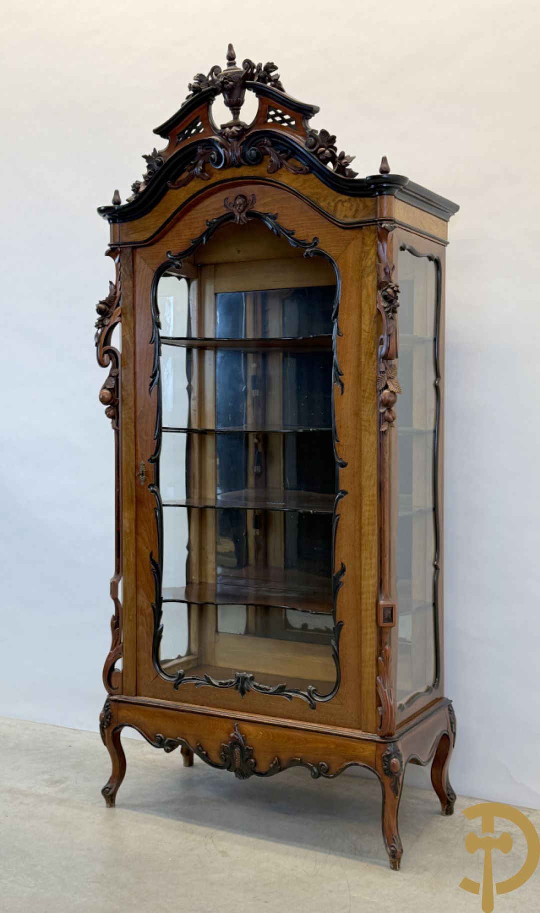 Franse notelaren vitrine met Louis XV motieven en fruitranken, bovenaan bezet met amfoor, 19e