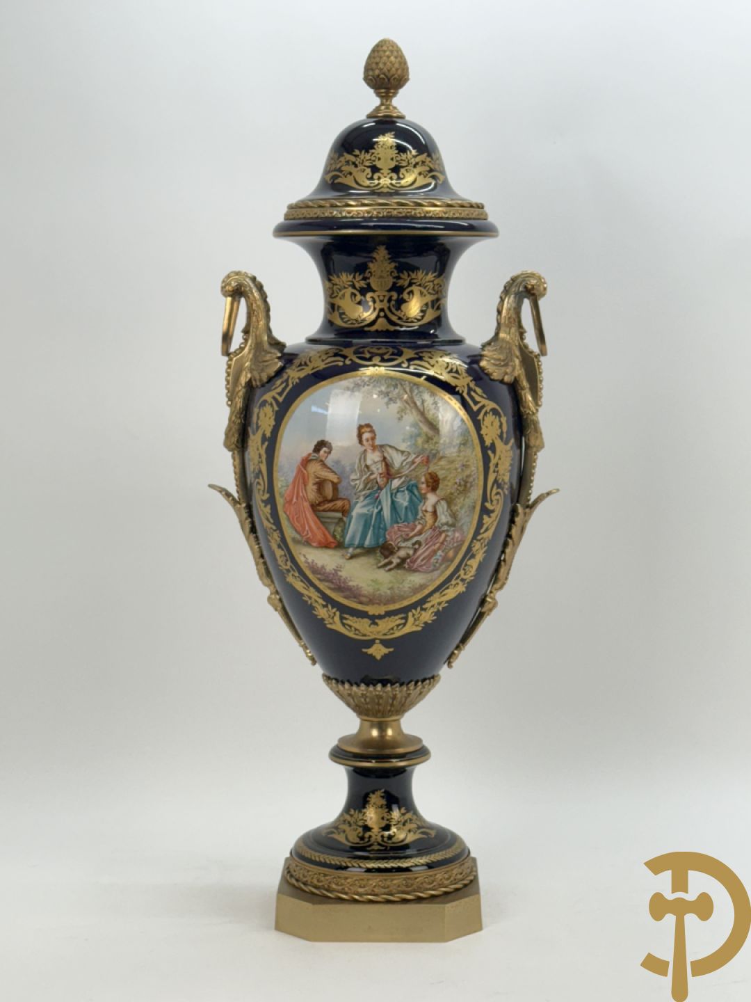 Onleesbaar getekend rechts onder, Sèvres stijl vaas met dubbel decor van romantische genrescène en landschapsscène, met bronzen ornamenten bezet