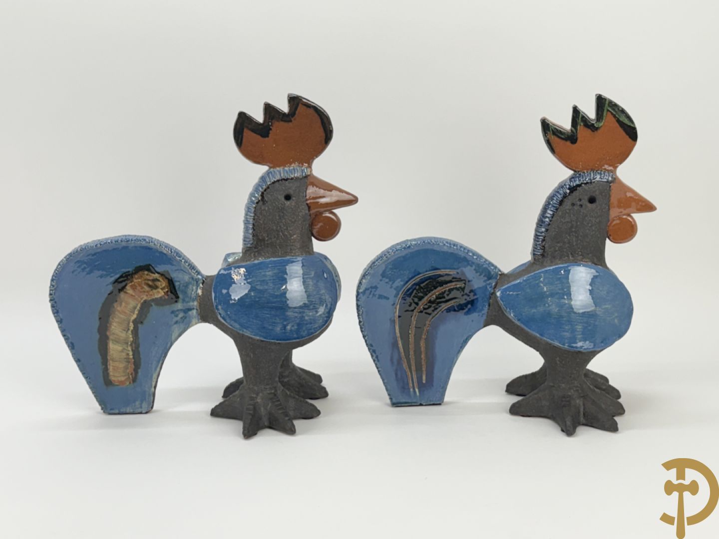 POUCHAIN Dominique getekend - Twee gekleurde keramieken hanen