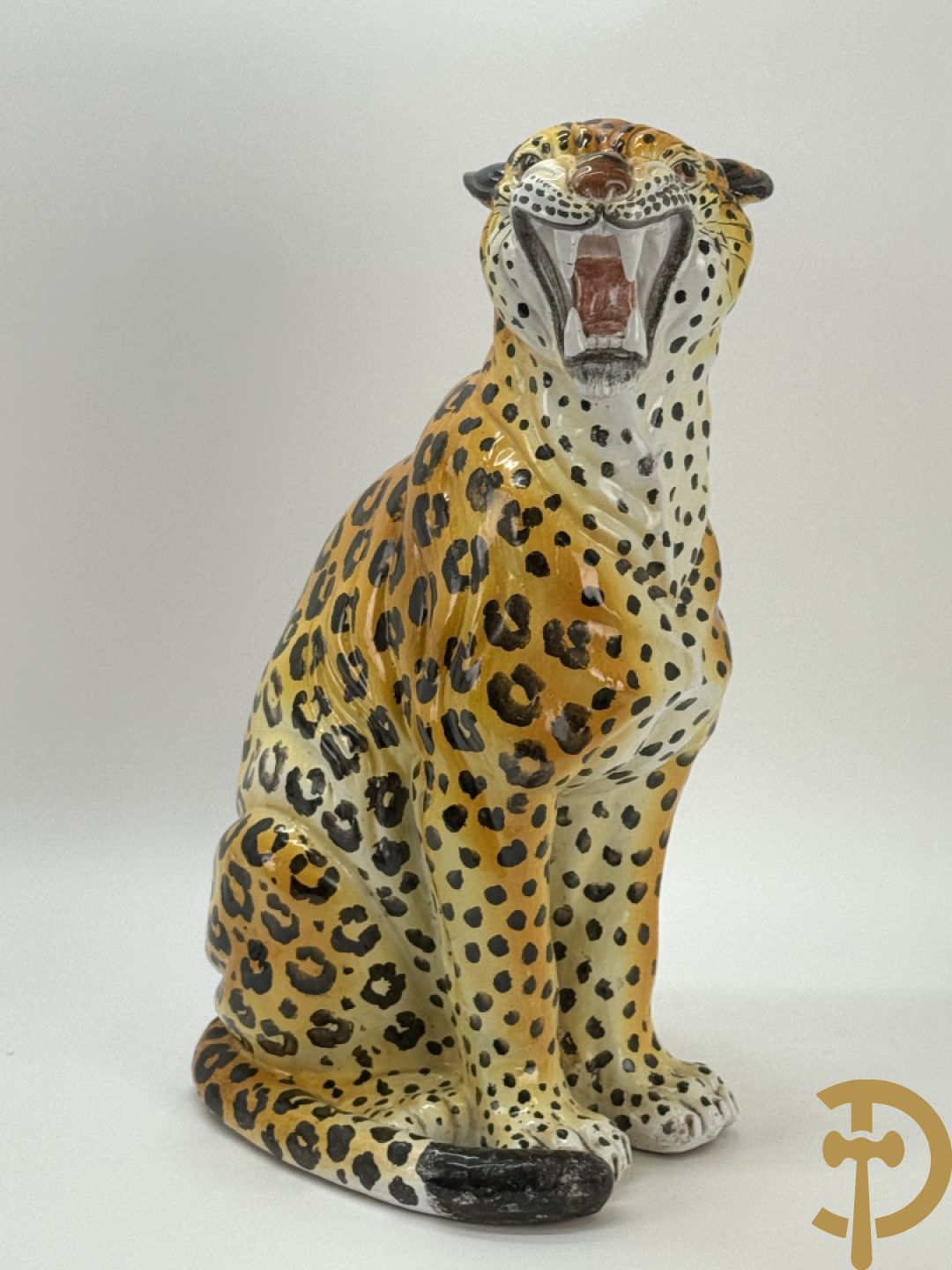 Vintage luipaard in meerkleurig geglazuurde faience met opengesperde bek