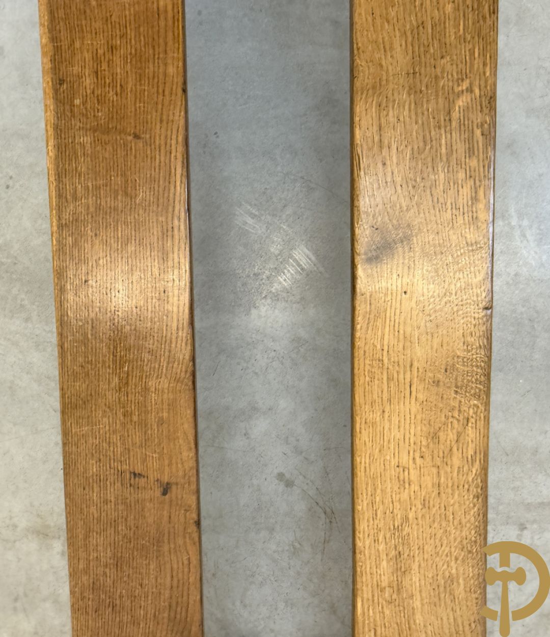 Paar massief eiken kloosterbanken met afgeronde zijkanten