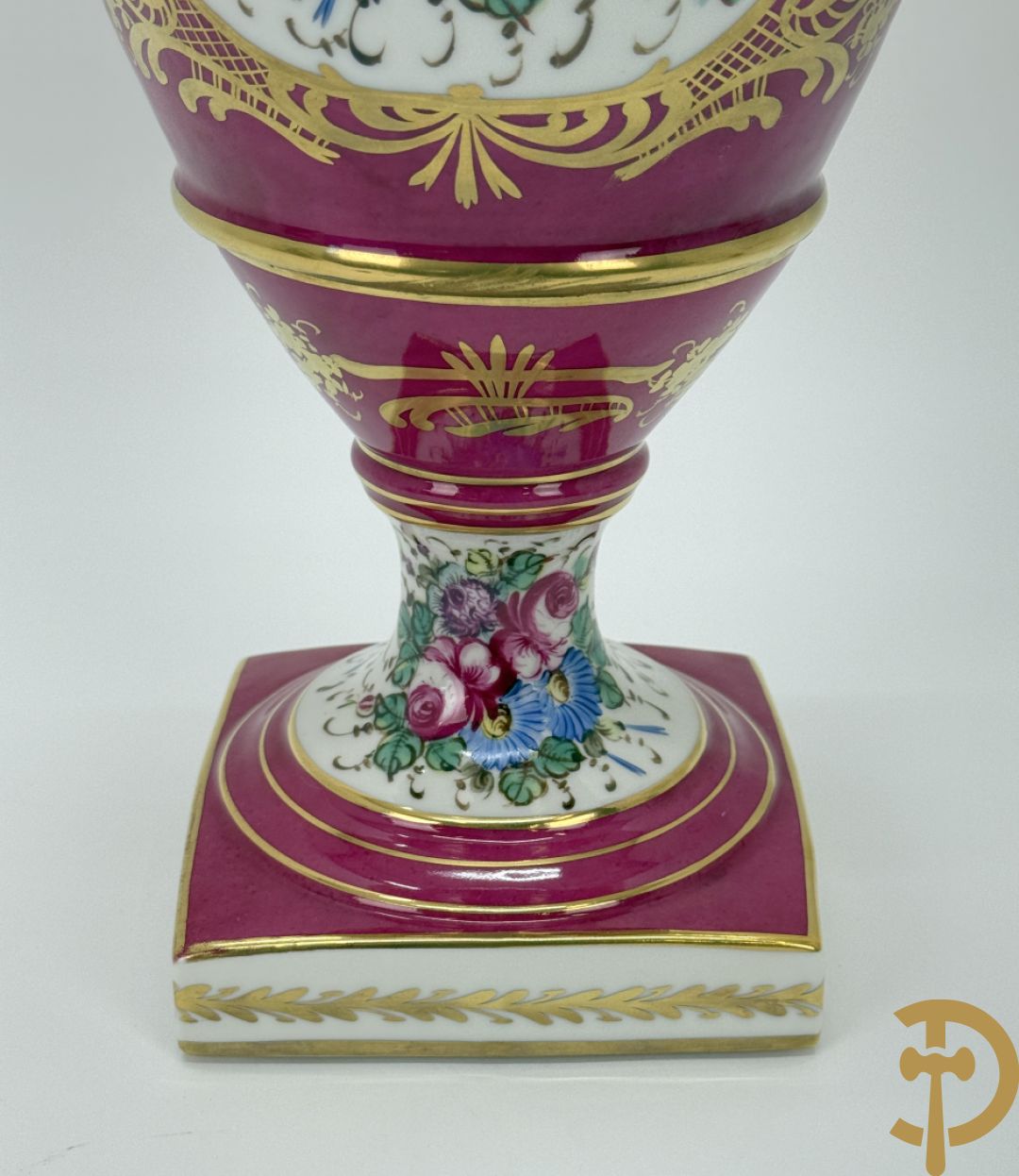 Handbeschilderde porseleinen siervaas met bloemenbeschildering en sfinxen + paar porseleinen cachepots met bloemendecor + 3 porseleinen  kopjes en schoteltjes