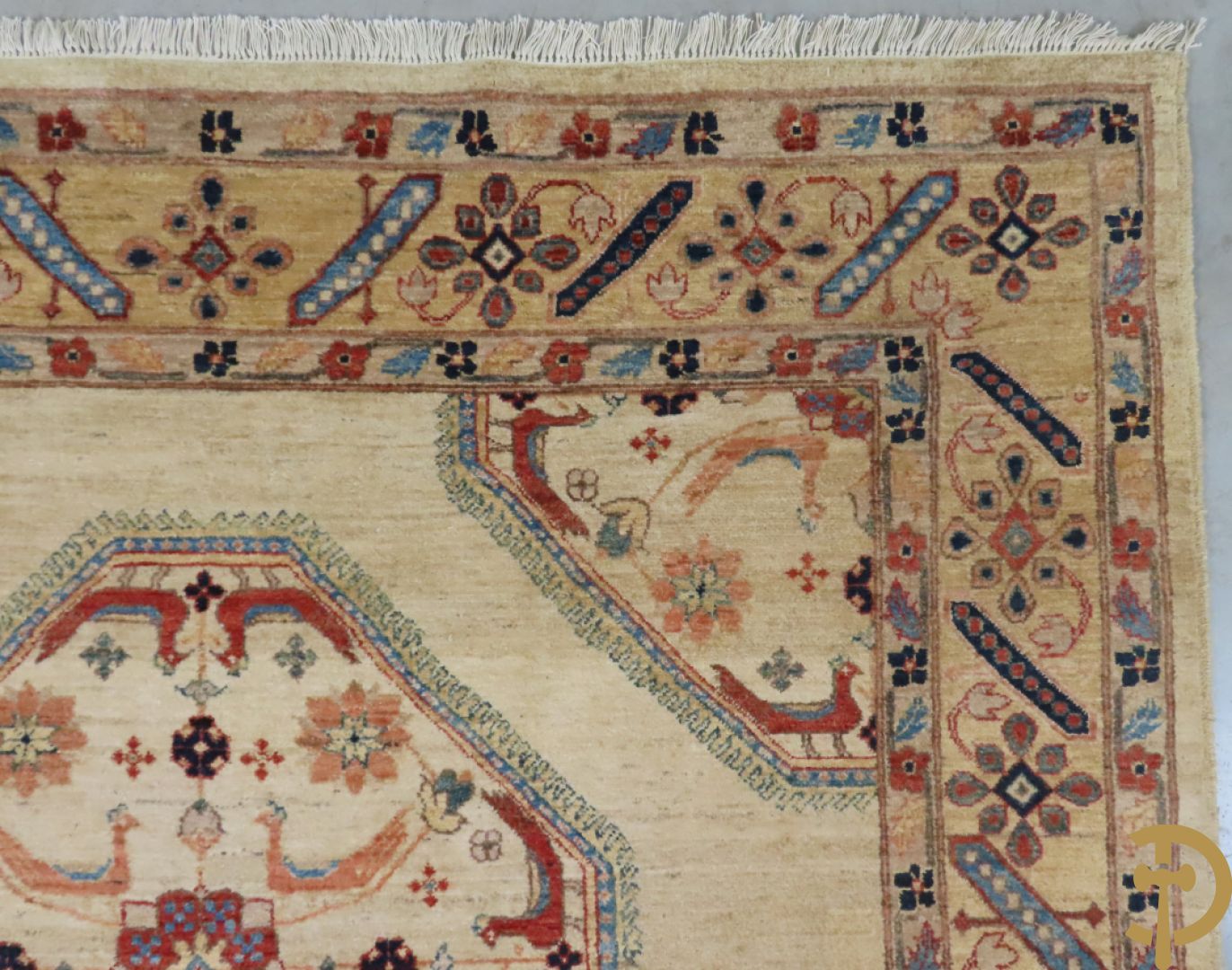 Oosters handgeknoopt tapijt met bloemen- en vogelmotieven op beige fond