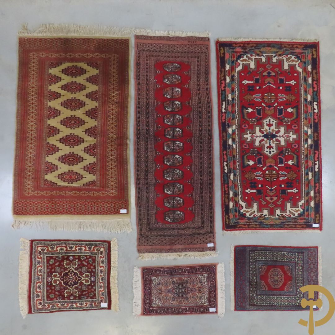 Zes oosterse handgeknoopte tapijten w.o. 2 Bouchara, Hamadan en 2 voettapijtjes