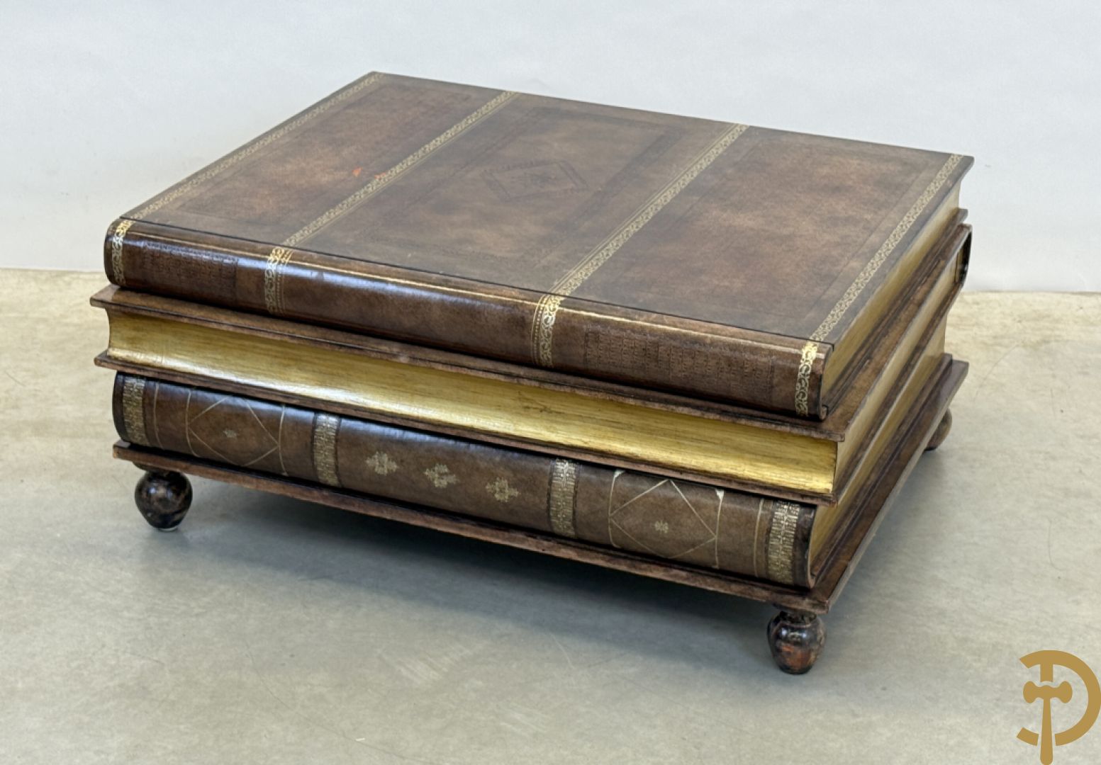 Salontafel met leder bekleed in de vorm van 3 op elkaar gestapelde boeken