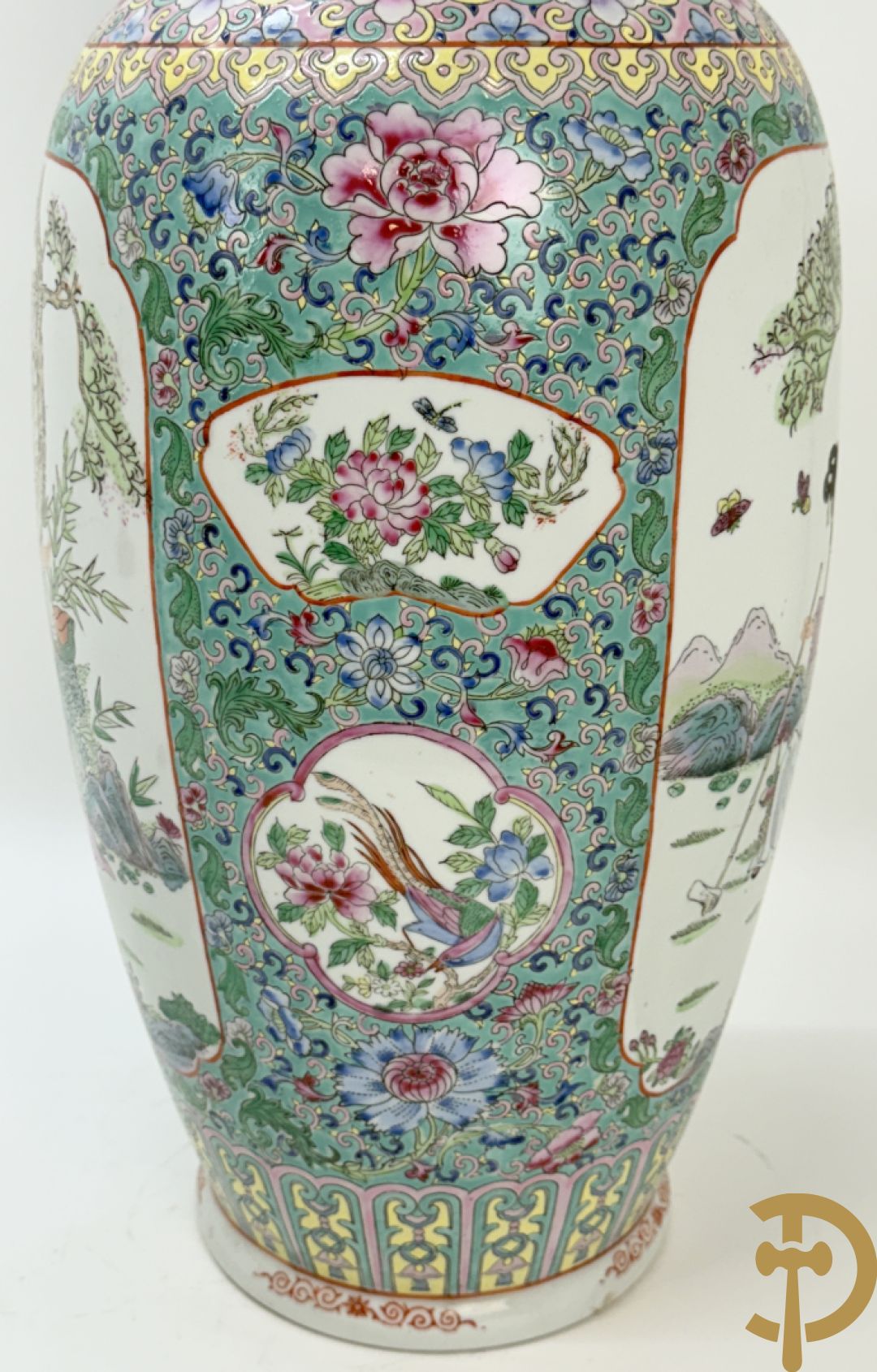 Paar Chinese vazen met geishadecor, rondom bezet met bloemen