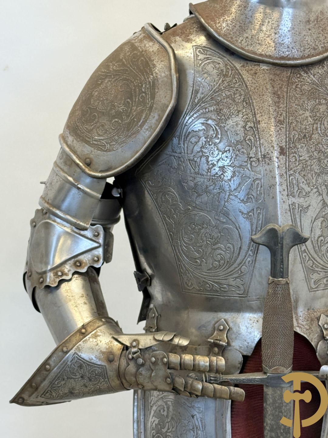 Paar ijzeren decoratieve harnassen ridderuitrusting met geciseleerde motieven op de elementen, met zwaard en ridderhelm - op statief - vermoedelijk Spaans 1930-1940