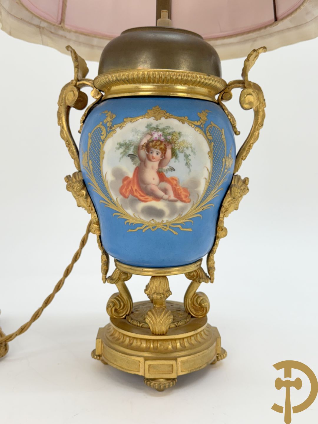Bronzen lampadaire met accanthusranken en centraal Sèvres coupe gedecoreerd met cupido en bloemendecor