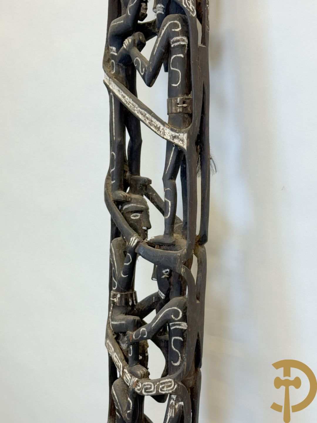 Nieuw Zeelandse totempaal met gesculpteerde houten figuren bewerkt met krijt