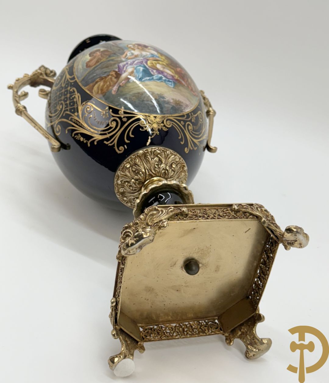 Blauwe porseleinen vaas met lieftallig decor, Sèvres stijl, bezet met bronzen ornamenten