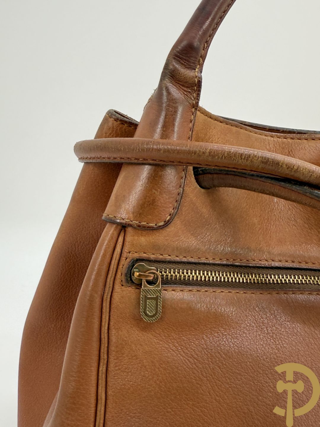 Bruin lederen handtas Delvaux + cognac lederen schoudertas Equivoque Delvaux