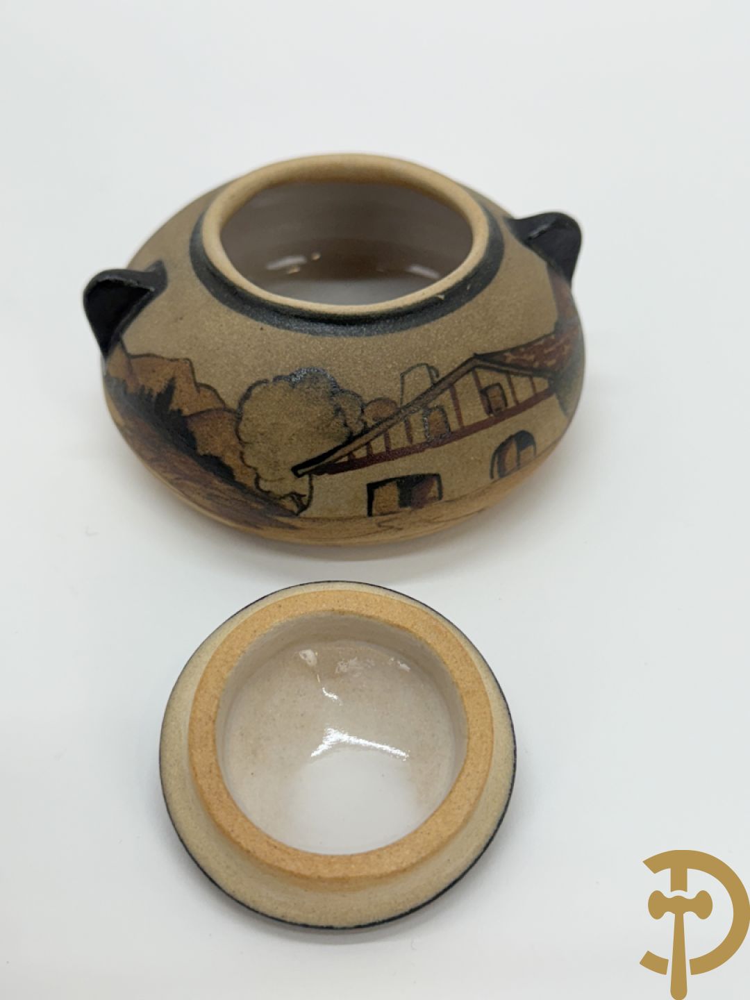 Tète à tète in meerkleurige faience Grès van Ciboure, getekend R. Le Corrone, bestaande uit theekan, melkkan, suikerpot, 2 tasjes en 2 schoteltjes