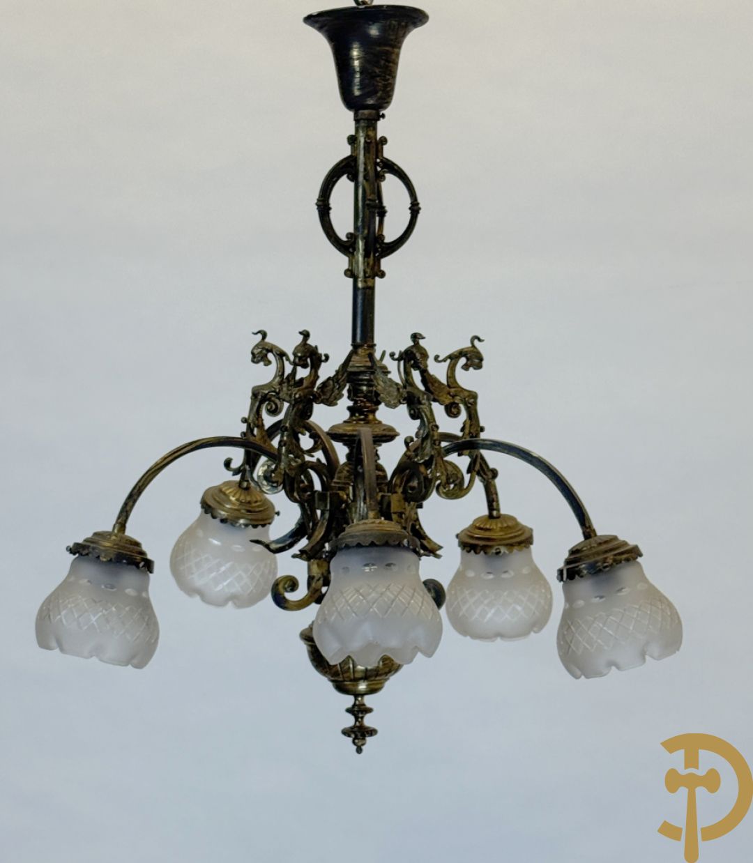 Bronzen vijfarmige luchter met griffioenen