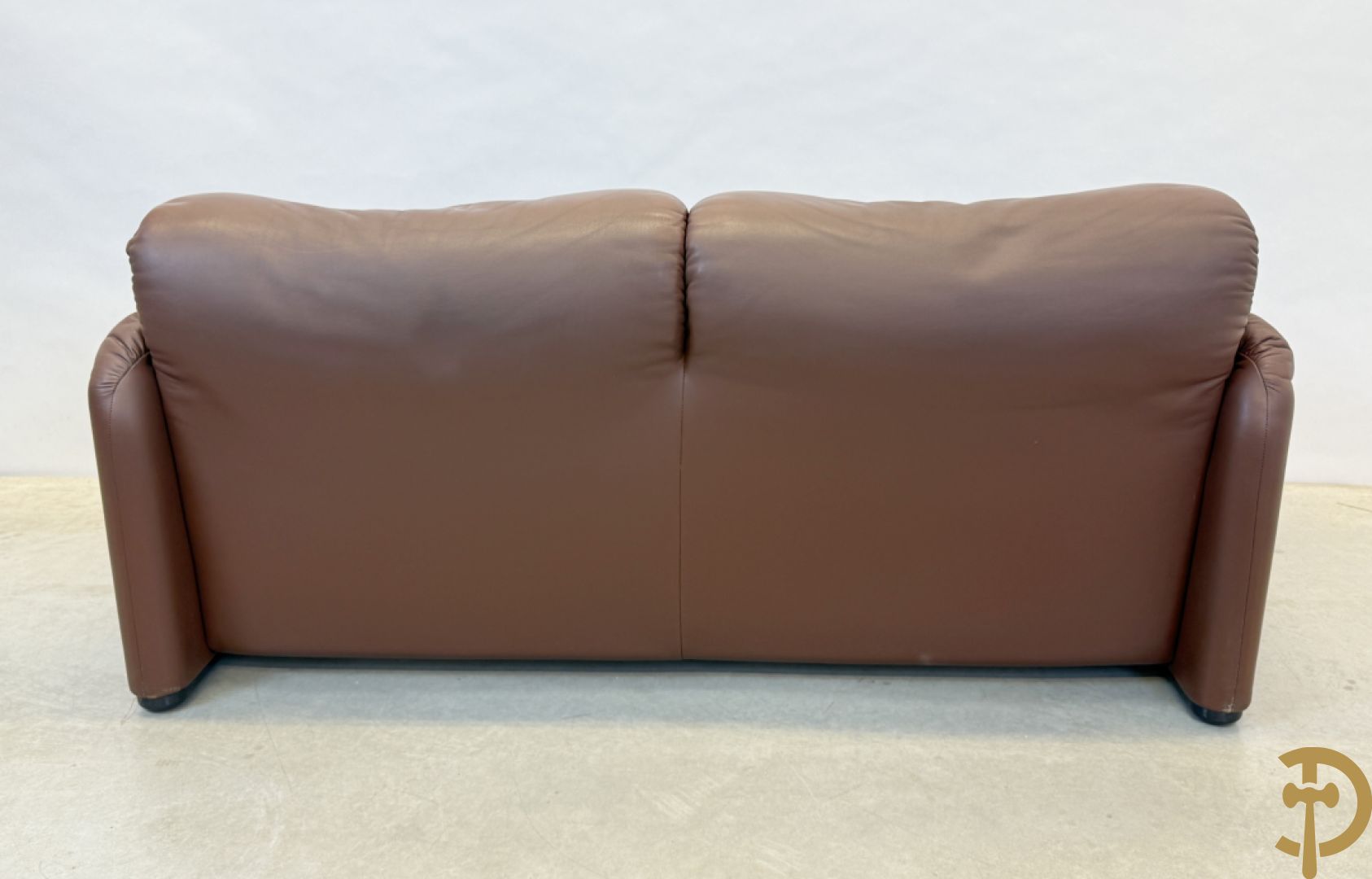 Paar bruin lederen canapé