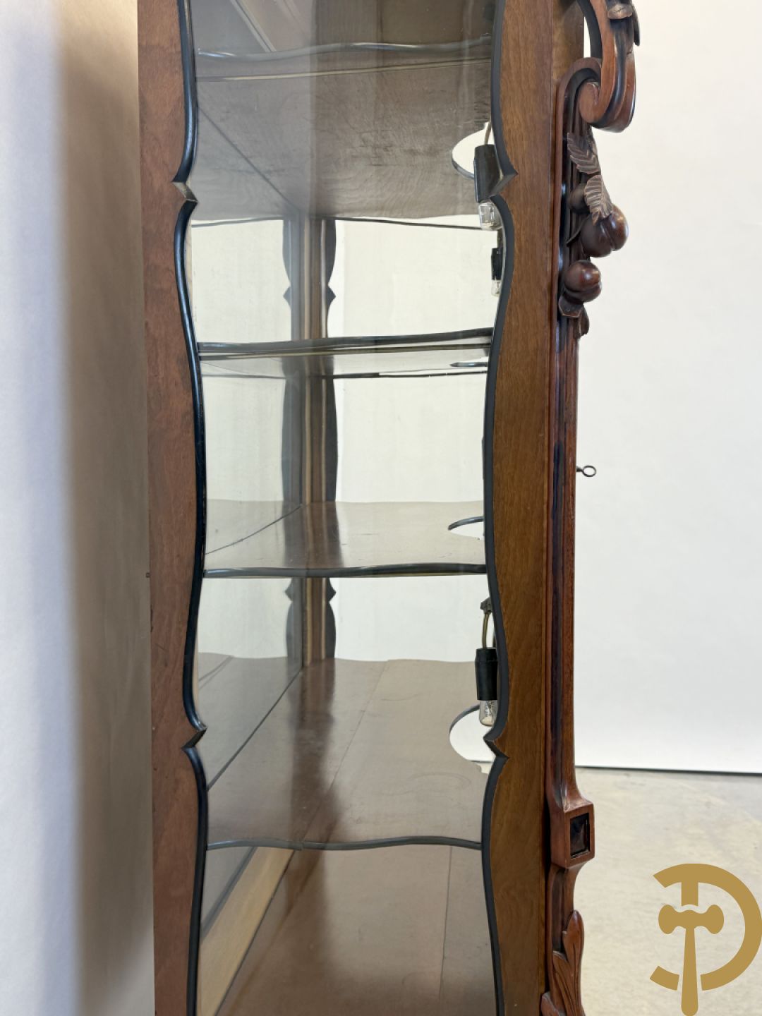 Franse notelaren vitrine met Louis XV motieven en fruitranken, bovenaan bezet met amfoor, 19e