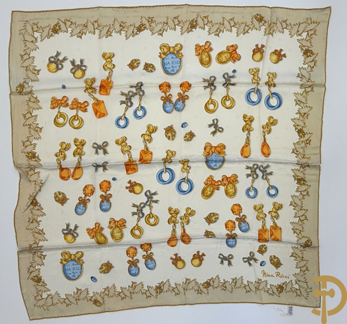 Vier foulards Nina Ricci (nooit gedragen komt uit winkel restant)