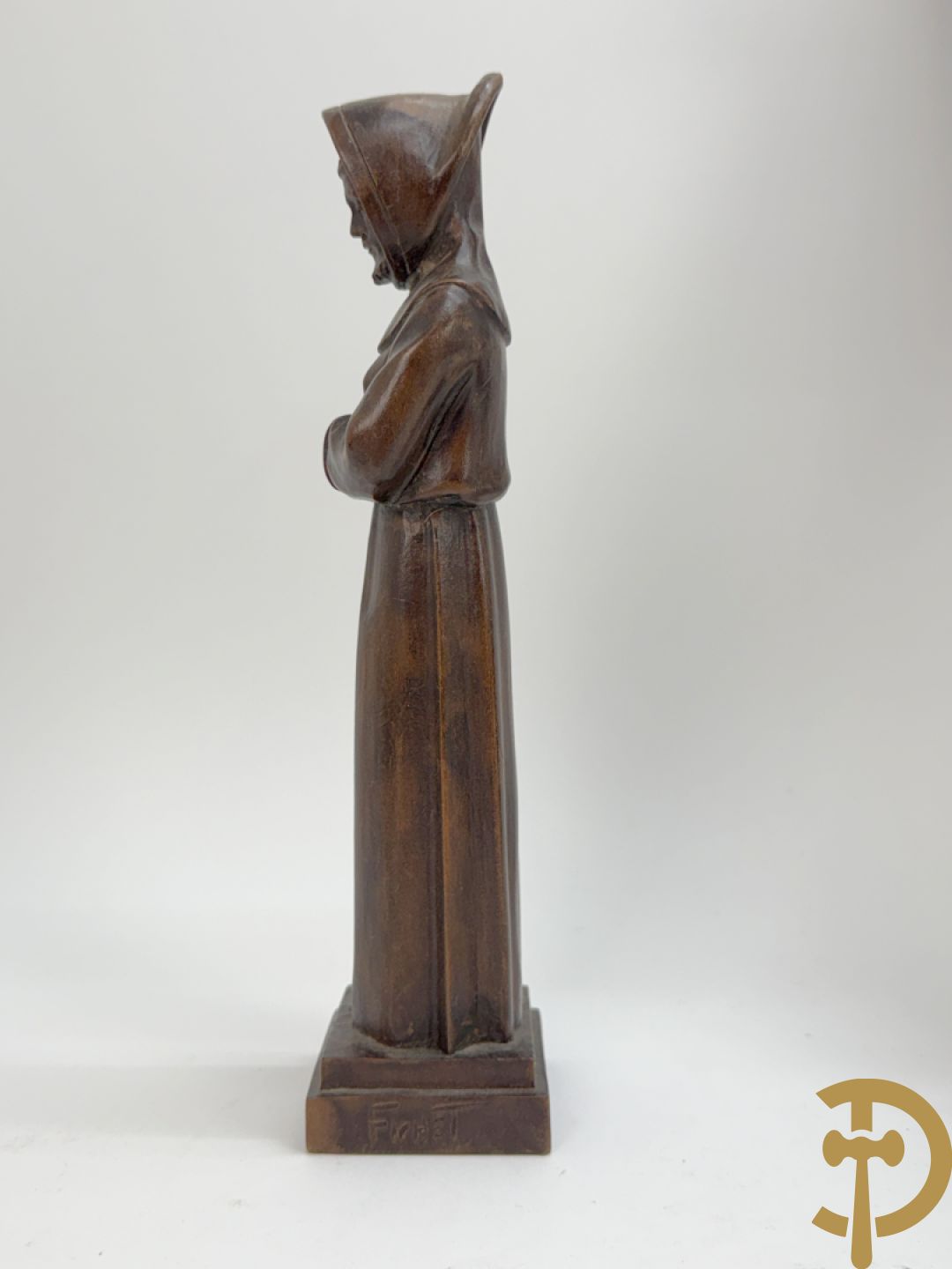 Houtsculptuur van Heilige Théresia Madonna + houtgesculpteerde pater in polyester nis