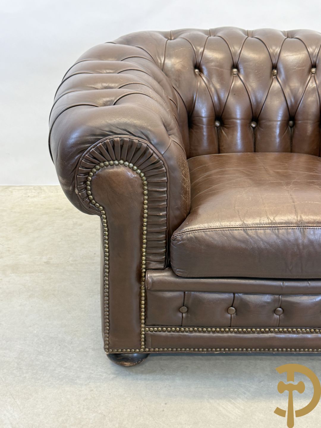 Bruin lederen driezit en club chesterfield