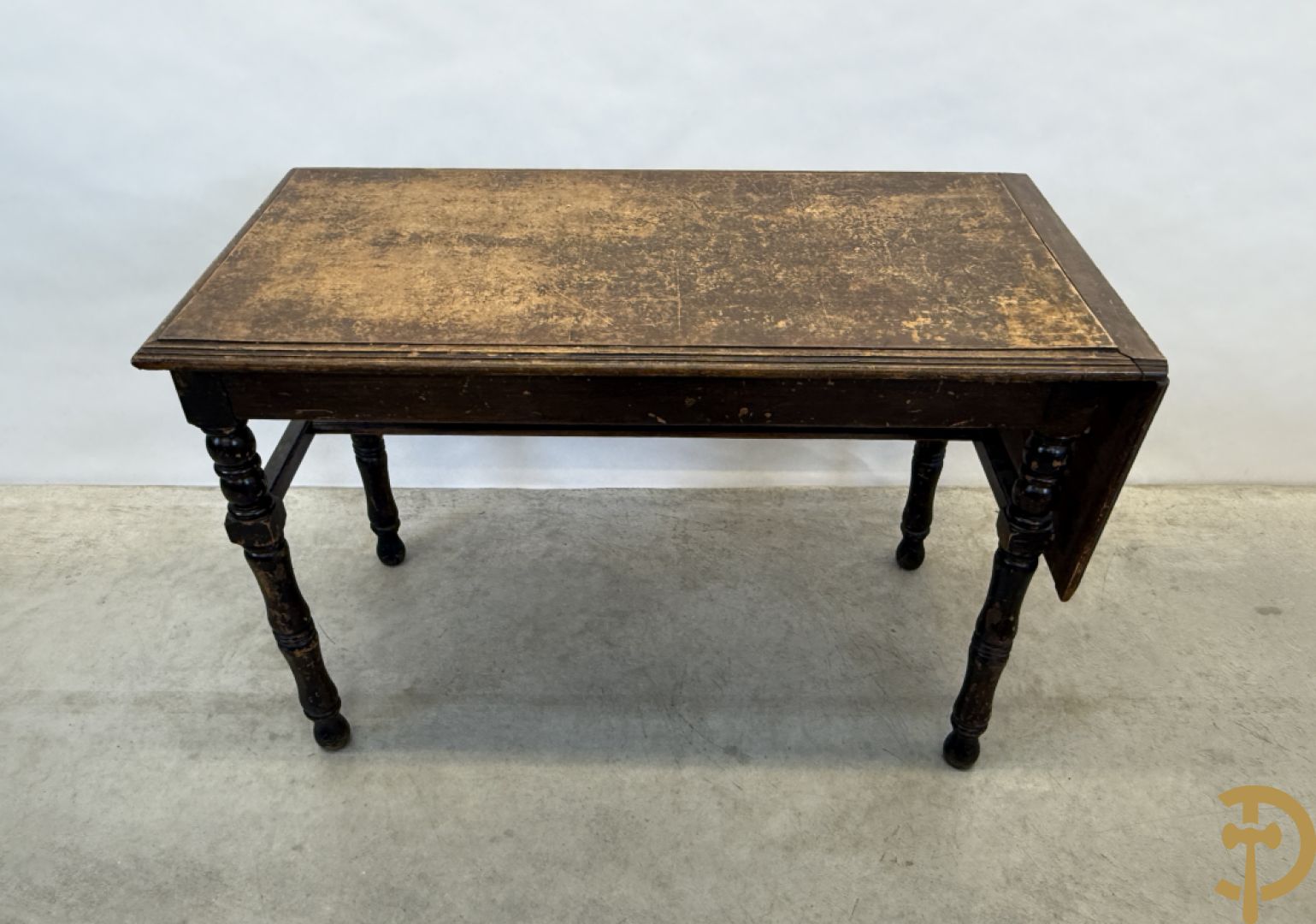 Drie antieke cafétafeltjes waarvan 2 met zijdelingse openklapbare flap