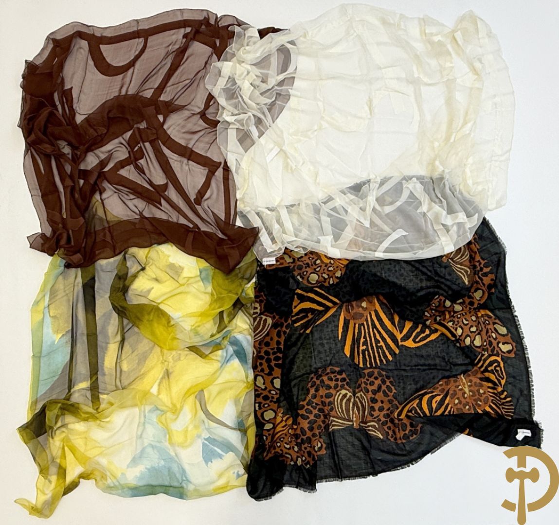 Vier foulards Yves Saint Laurent (nooit gedragen komt uit winkel restant)