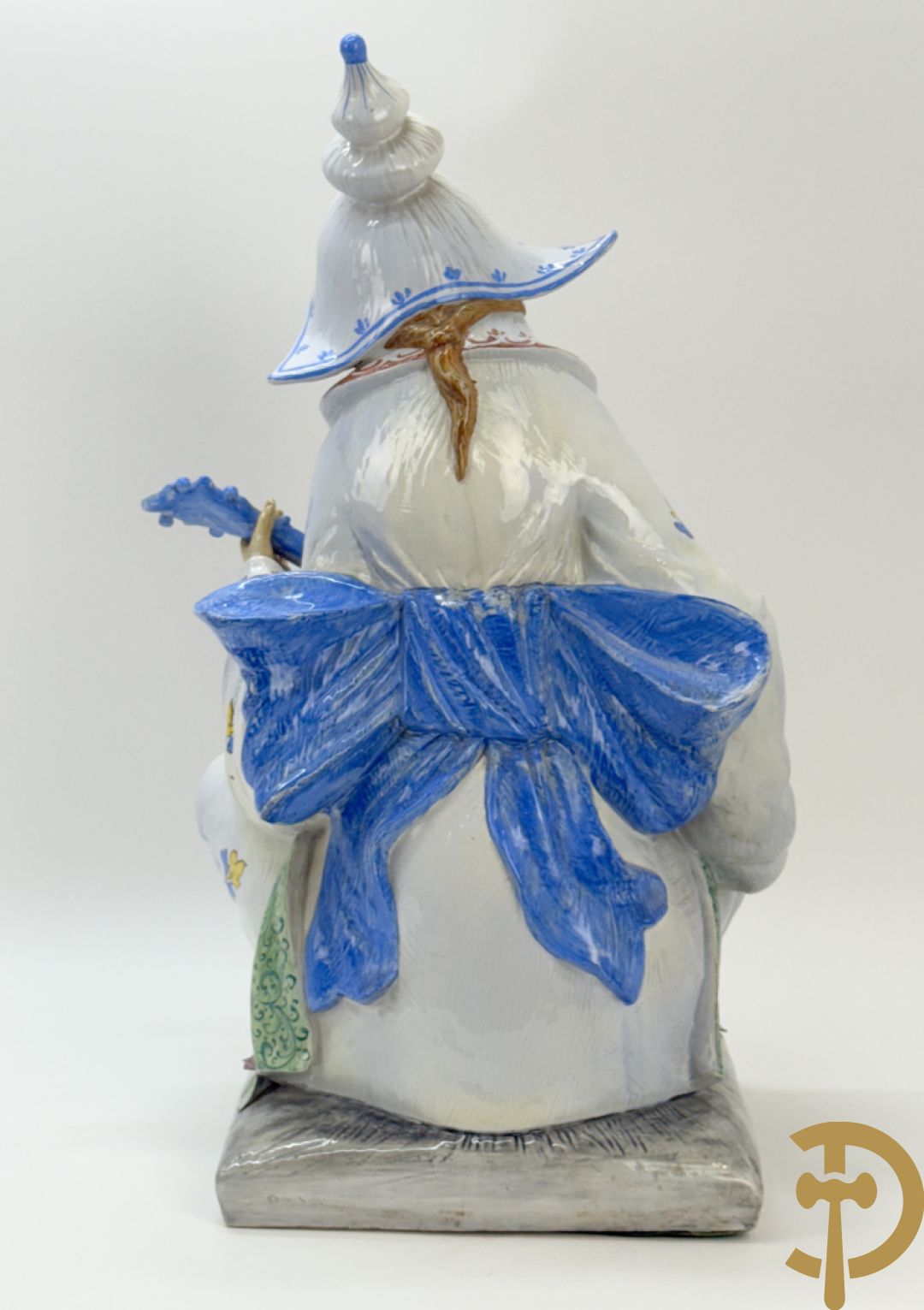 Meerkleurig Italiaans beeld van zittende oosterse man met snaarinstrument