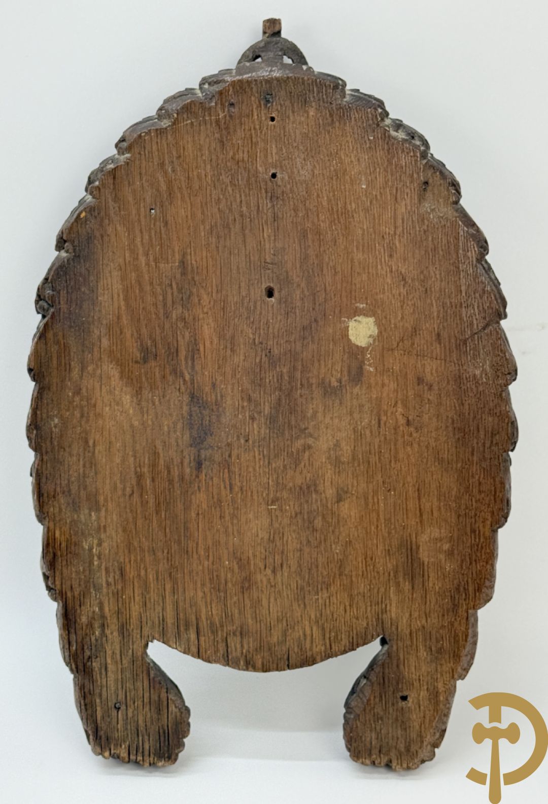 Houtgesculpteerd basrelief van wenende dame in cartouche met accanthusranken