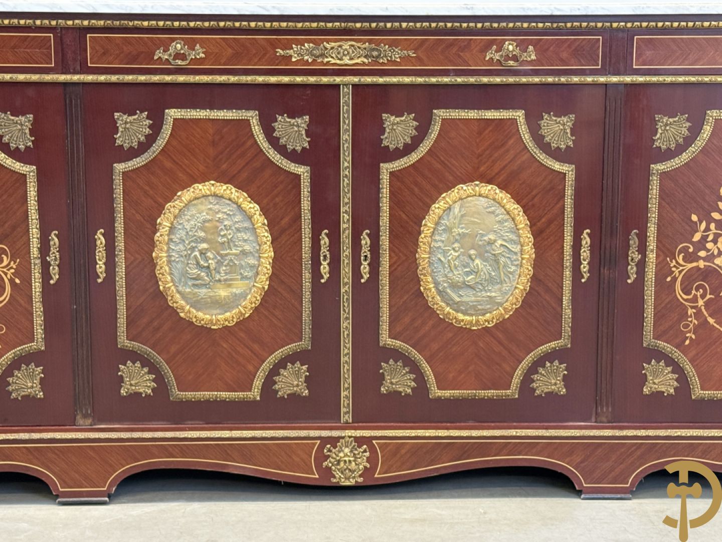 Notelaren vierdeursdressoir met 3 laden, gemarketteerde bloementaferelen en ovale bronzen plakkettes - zijdelings met damesfiguren - bovenaan met wit marmeren blad