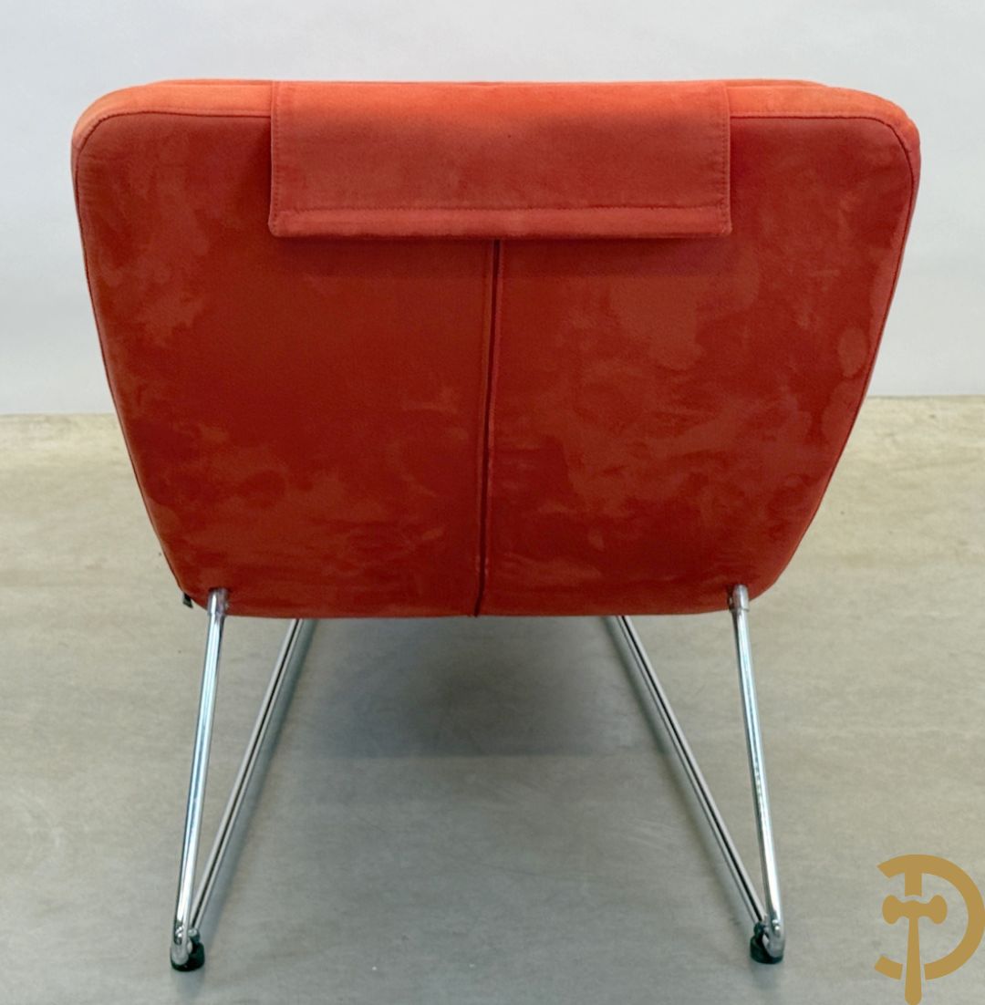 Design ligzetel in rode stof op chromé onderstel, Jongform