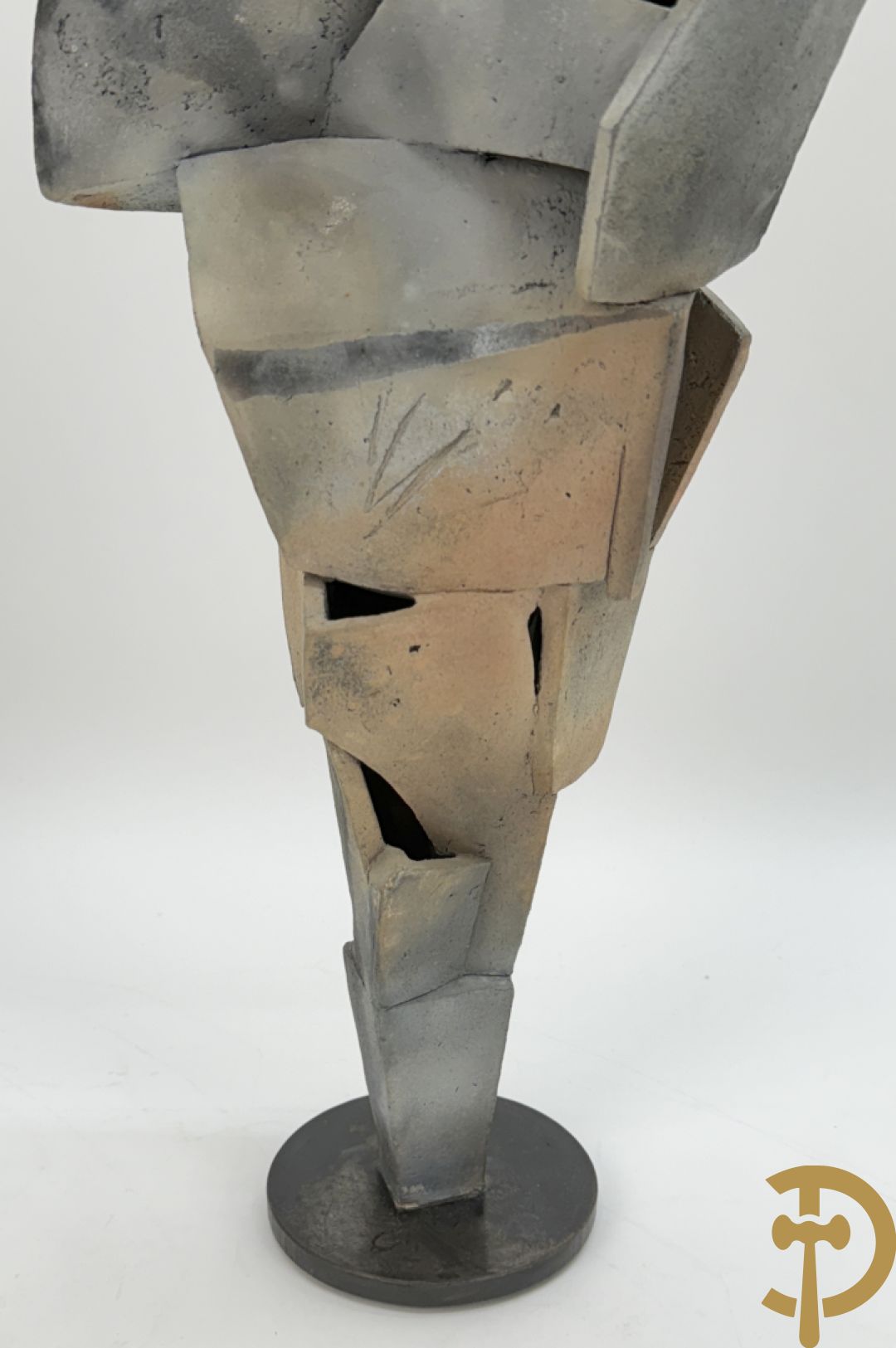 VANDEWEGE Rik getekend onderaan 8816 en 8817 - Twee moderne keramieken abstracte figuren