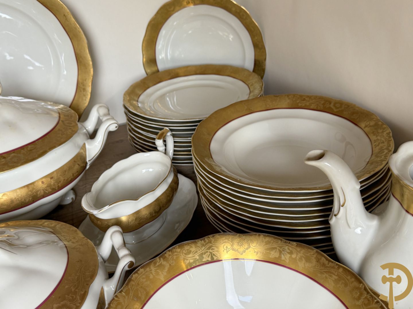 Verguld porseleinen servies met bloemenmotieven