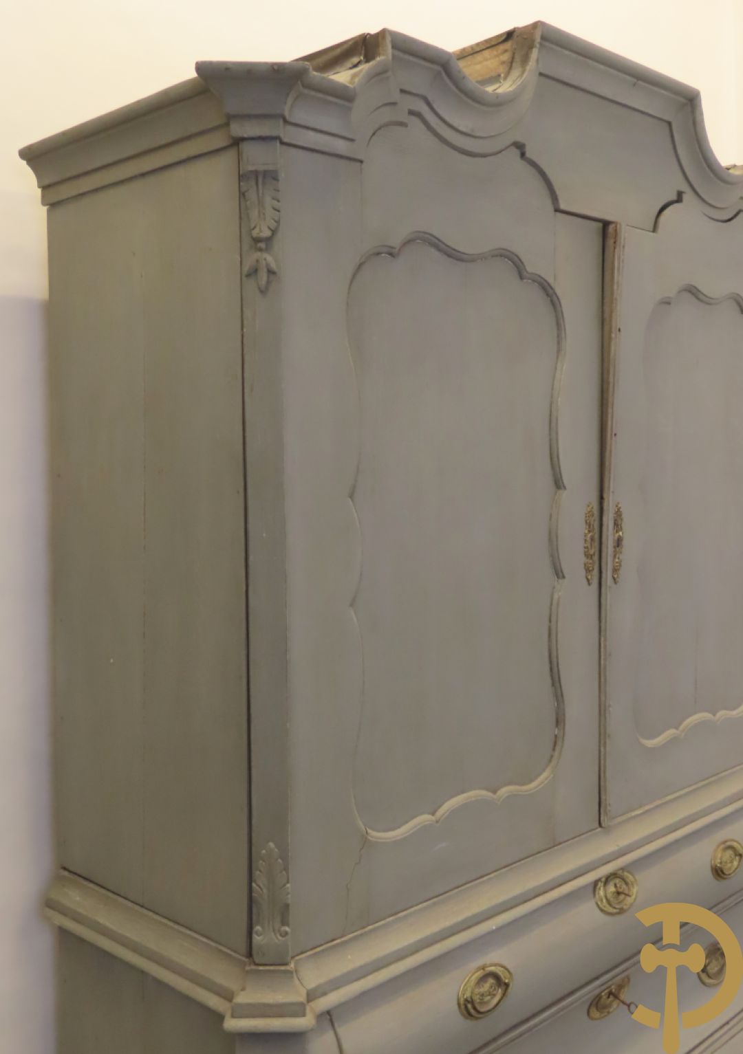 Hollands eiken beschilderd kabinet met 2 deuren bovenaan en 3 lades onderaan