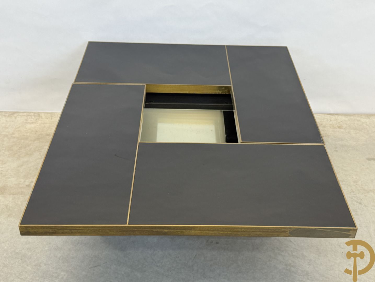 Vintage zwarte salontafel Belgo Chrom met koperomranding en open schuifbare middenpartij - centraal met bar