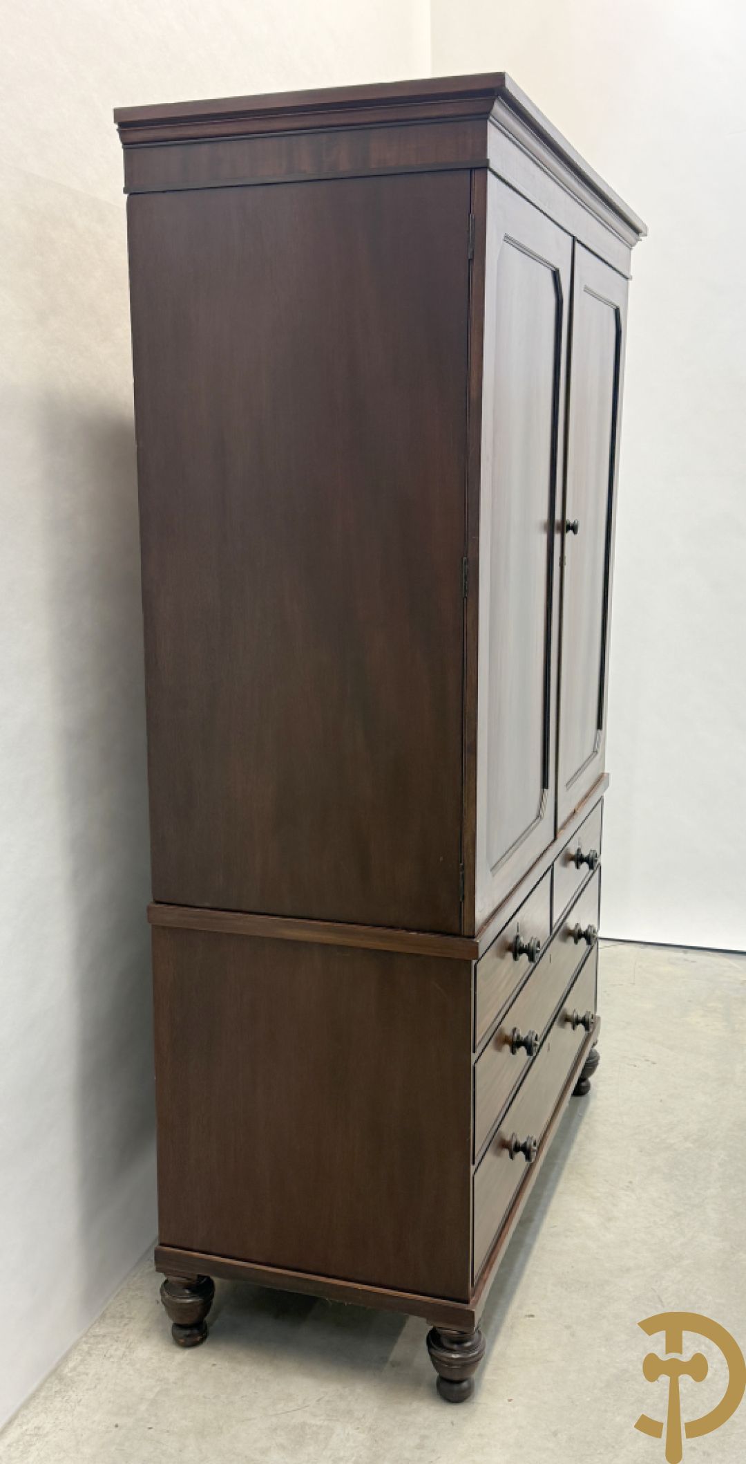 Engelse mahoniehouten linnenpress met 2 deuren bovenaan,  5 uitschuifbare lades in interieur - onderaan met 4 lades