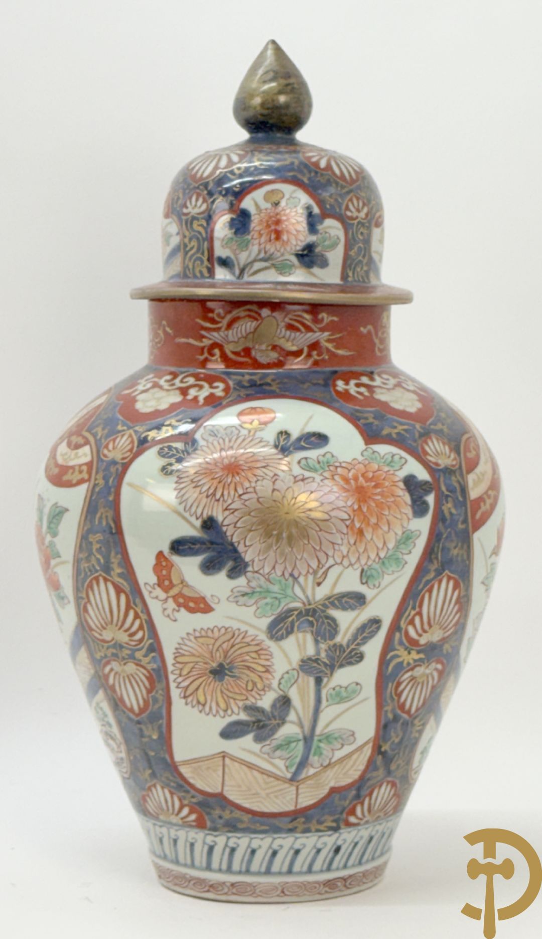 Japanse imari dekselpotiche met rood/blauw decor van bloemen in cartouches